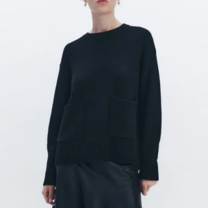 Tröja  - säljer denna helt nya tröjan med prislapp på då jag inre orkade skicka tillbaka de.🥰