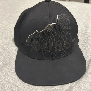 Hugo boss keps  - Säljer min Hugo boss keps för att den inte kommer till användning. Skulle säga att skicket är 7/10.   Priser kan diskuteras vid snabb affär. 