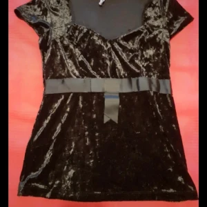 Topp Chiara Forthi - Mycket fint skick  Utsidan är i velour, vilket gör den både unik, elegant och bekväm.