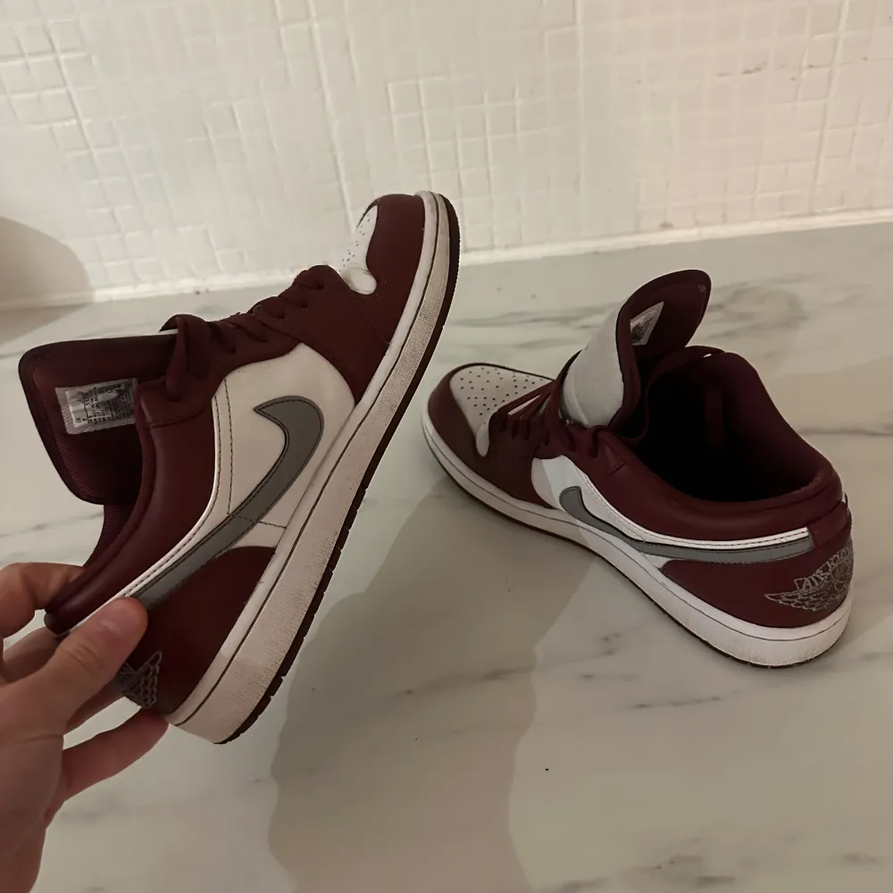 Jordan 1 low Bordeaux  Riktigt bra skick  . Skor.