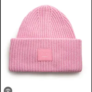 Säljer min rosa acne mössa som är använd en gång finns inte kvar att köpa nypris 1599kr❤️