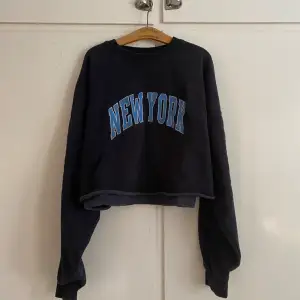 cool blå new york sweatshirt från brandy melville! avklippt   och oversized.