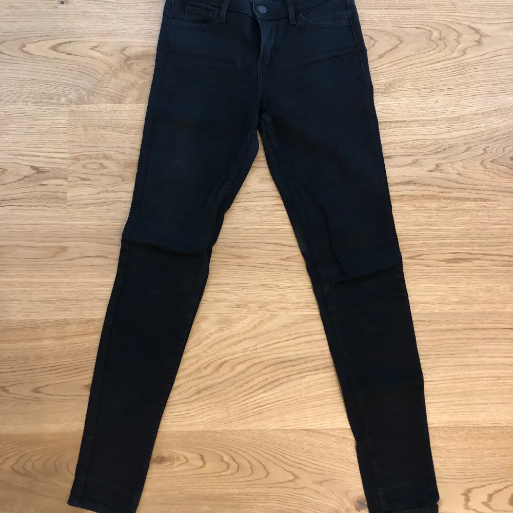 Svarta super skinny jeans från Levi’s i stretchigt material med normal midja. Storlek W26 L30. Jeansen är i gott skick.. Jeans & Byxor.