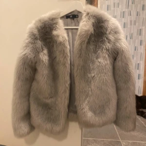 Pälsjacka  - Super fin pälsjacka, aldrig använd.  Kan tänka mig sälja för billigare pris vit snabbköp 💞💖