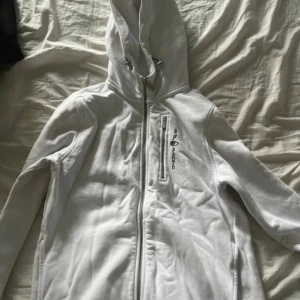 sail racing kofta - den är endast använd en gång så ser helt ny ut och nu skick på den. är i barn modell storlek 170, skulle säga att det motsvarar en s ungefär men passar xs och m med