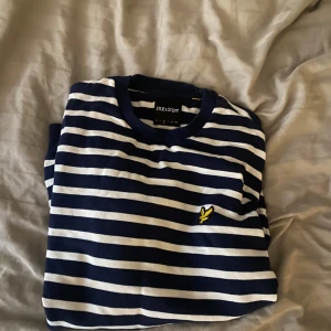 Lyle scott tröja  - Speciell tröja med skön passform knappt använd 