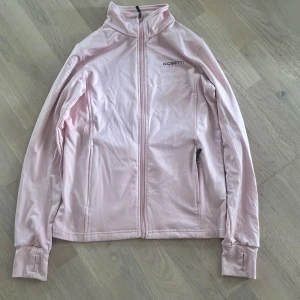 Fleecetröja från rosetti riding - En ljusrosa tunn fleecetröja ifrån rosetti riding i stl 158/164. Storleken passar mig som är S. Aldrig använt den men den passar till höst och vårväder. 😊 hör gärna av er om ni har frågor.