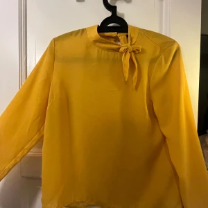 Blus - Fint skick, använd max 2gr💛  Knytningen i fram ger den en nisch, men inte min stil.