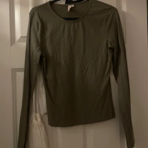 Grön långärmad  - Säljer pga för liten  Aldrig använd