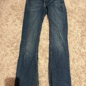 Grunt jeans str28 - Snygga blåa jeans frpn Kids Brand Store  Tjejen på bilden är 172cm