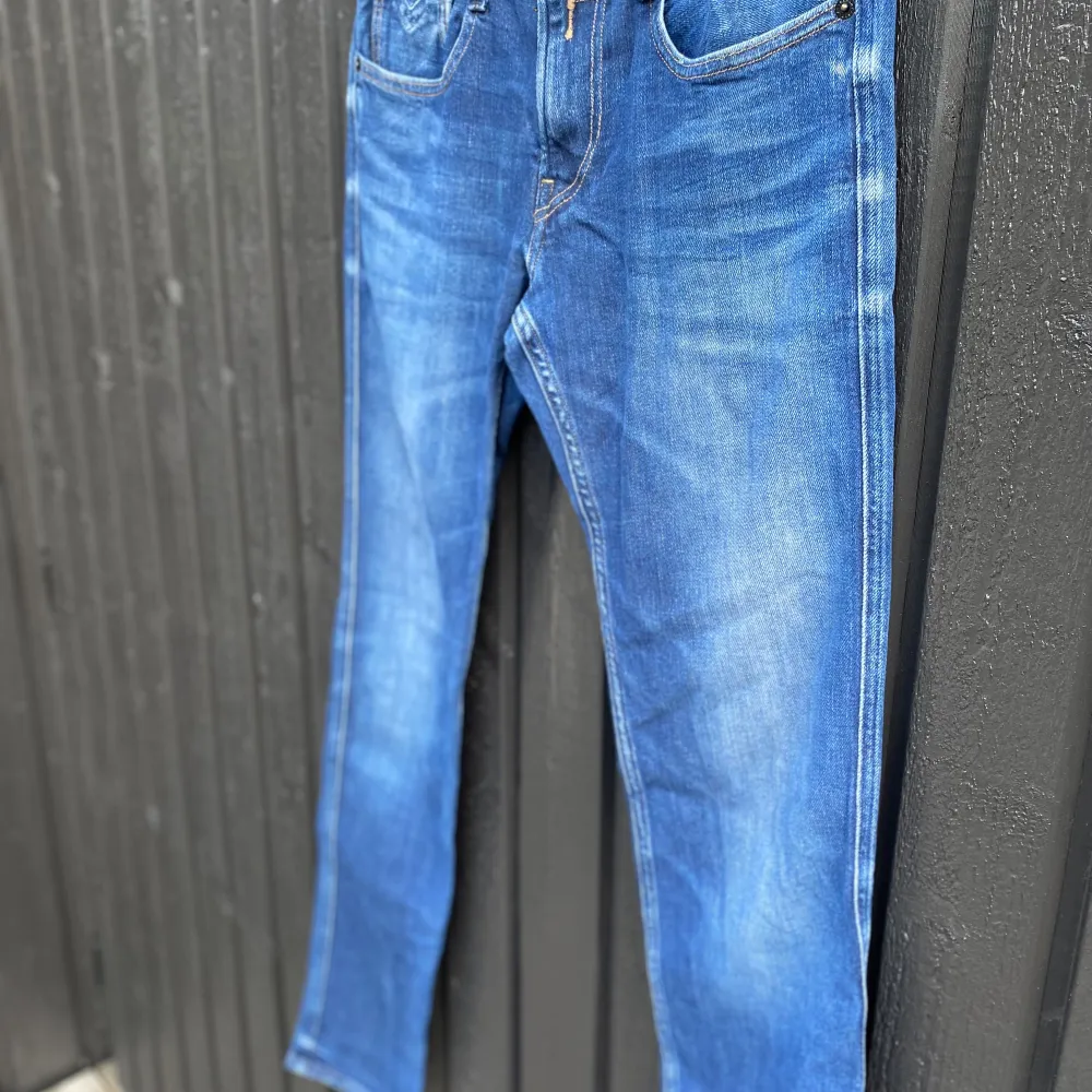 Säljer ett par blåa replay anbass i storlek 30/34. Säljes i befintligt skick!  Nypris 1999kr Mitt pris 549kr. Jeans & Byxor.