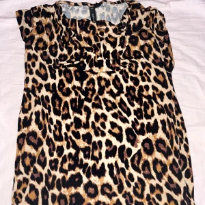 Leopard T-shirt från lager❤️ - sitter super fint men kommer inte till användning❤️ I storlek S!  Den är från Lager 157!