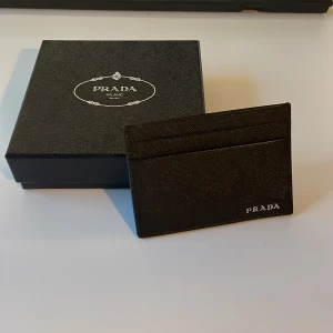 Prada plånbok - Säljer min äkta Prada plånbok som är helt oanvänd och i perfekt skick 10/10 