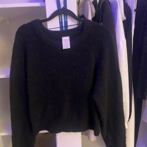 Stickad tröja🖤 - Säljer denna fina stickade tröja ifrån Carin wester💕 har inte använt den mycket alls💕 (pris kan diskuteras)
