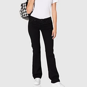 Ltb jeans valerie - Super snygga ltb jeans i modellen valerie, storlek 28/32. Säljer då de ej kommer till användning!🥰De är low waist och bootcut. Pris kan diskuteras 🤝