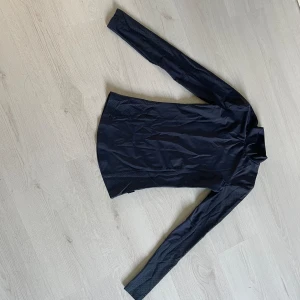 Fin ridtröja från JH collection - Detta är en ridtröja i mycket bra skick som har små hål längs yttersidorna av överkroppen. Denna funktion är något jag uppskattat väldigt mycket, luft kommer igenom så det inte blir lika varmt. Supersnygg och skön ridtröja 🌸👍🏻 