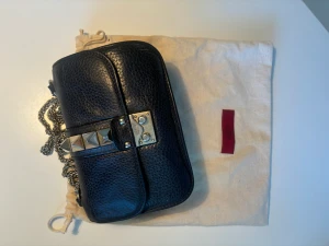 VALENTINO GLAMLOCK  - Säljer min superfina valentino väska. I gott skick och äkta kalvskinn.