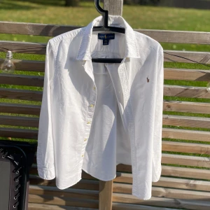 Ralph Lauren Skjorta Vit - • 8/10 skick - använt få gånger, mycket bra skick • Nypris ca 1600 • DM för frågor, bilder eller annat!