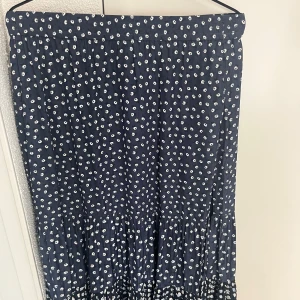 Långkjol  - Blommig långkjol från uniqlo. Väldigt bra material, inbyggda fickor (syns inte). Storlek Xs men den har resor så passar upp till M