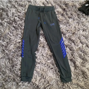 Ea7 byxor med NFC🔵 - Ea7 byxor lite noppriga i storlek s🐟