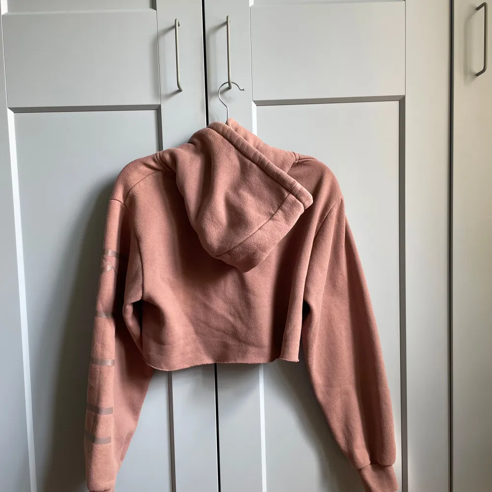 Kith Cropped Longsleeve Hoodie Logo Branding on Side Arm Fleece Lining minor color fading around the shoulder, see image reference.   Best Fits XS-M 100% Cotton. Hoodies.