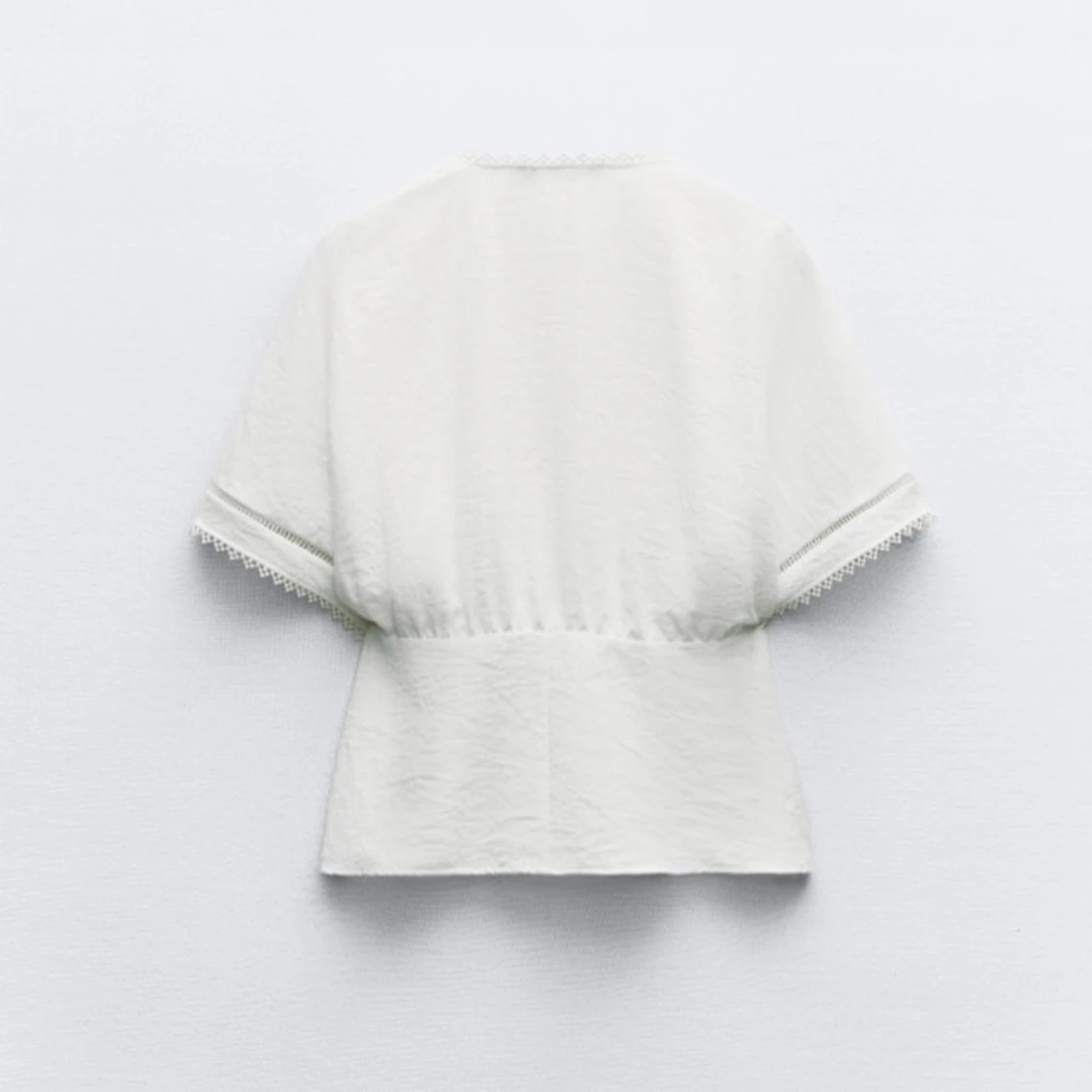 Vit blus med spetsdetaljer - 91