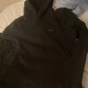 Hugo boss dress  - Säljer denna fina dress helt fräsch och inte de minsta sliten. Modellen går inte att få tag på (fråga om mer bilder privat för ljuset blir lite skum)  storleken passar S och M✅