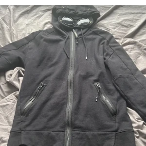 CP Company zip hoodie - Hej säljer nu min cp company zip hoodie, säljer på grund av att den har blivit för lite för mig, skick 8/10. Köpt på Nk. Strl M men passar även S