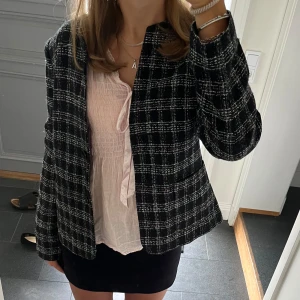 Mönstrad höstjacka - Svart mönstrad höstjacka i fint skick från Brandtex. Kan inte hitta storlek men skulle säga S/M. Passar mig som är 172 och brukar ha S eller M. På sista bilden synd mönstret bättre. Använd gärna köp nu!