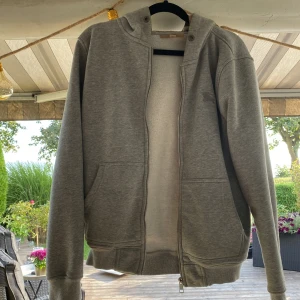 Burberry kofta  - Fin och stilren kofta i storlek S. Fint skick men saknar snörena till luvan