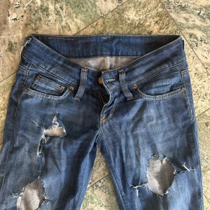 Jeans från lee - Supersnygga och sjukt lågmidjade jeans från lee som är utsvängda i benen. Hålen har jag gjort själv. Endast använda någon enstaka gång❣️