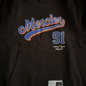 Mercier hoodie - Är helt nyskick kommer med påsen. Köptes i london Footasylum. För 700kr