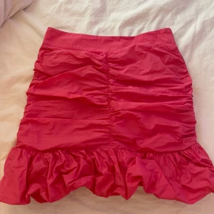 Mini skirt från Gina tricot - Jättefin å gullig rosa minikjol Nyskick Stl 34 100kr