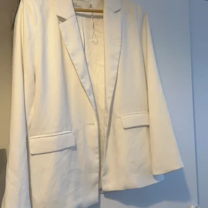 Vitt kavaj dam - Säljer min vitt kavaj då den inte kommer till användning🤍  Storlek 38 sitter lite oversize 