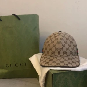 Gucci keps  - Säljer min Gucci keps den är helt oanvänd och box och påse till kepsen medföljer, kan mötas upp i Göteborg 