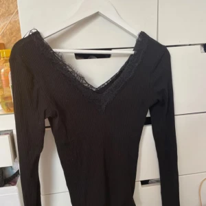 Svart v-ringad tröja  - Storlek S 