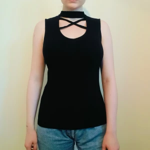 Svart topp - Från New Yorker, Amisu, strl M (38), sexig choker-del som känns rymlig vid halsen :)