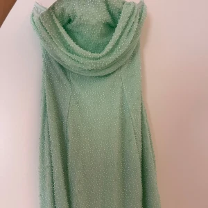 Ohpolly klänning - Oh polly klänning med pärlor  Klänningen är nedkortad hos skräddare och kommer strax under knäna på mig som är 161cm