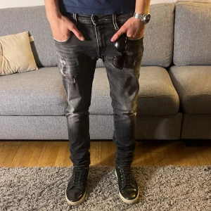 Replay jeans  - Säljer nu dessa eftertraktade replay jeansen i modell ”Aged 05 year” i färg gråsvart, modellen på bilden är 180 och passar perfekt i midjan, den är W29/L32. Vid fler frågor skriv! Skick 10/10