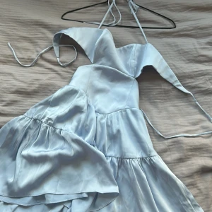 Klänning Stl 34 - Klänning i modell Fleur från Oh Polly! Köpt i Juni i år, nypris 48 euro. Storlek 34. Aldrig använd, endast provad!