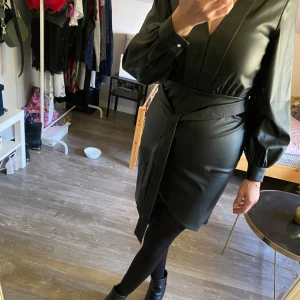 Kenza Bubbleroom Chiara Forthi  - Klänning från Chiara Forthi, Angelica Pu dress i samarbete med Kenza. Ny med taggar kvar. Stl 38. 