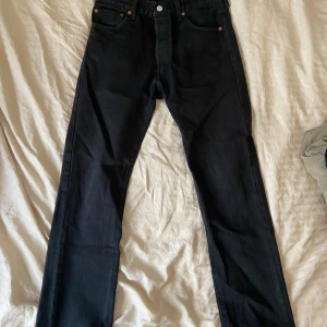 Levis 501 svart - Svarta Levi’s 501:or i bra skick. W30 L32