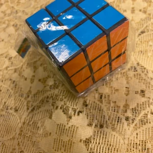 Rubiks Kub 3*3*3  - Mått 5.30*5.30*5.30 cm 