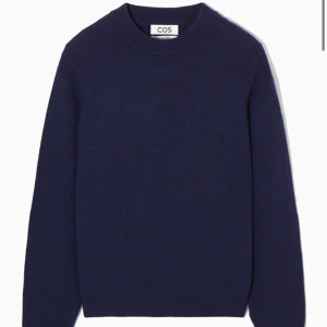 Mörkblå Kashmir tröja - Säljer min super fina mörkblåa Kashmir tröja från Cos som knappt är använd. Super skön till vintern och passar till allt!