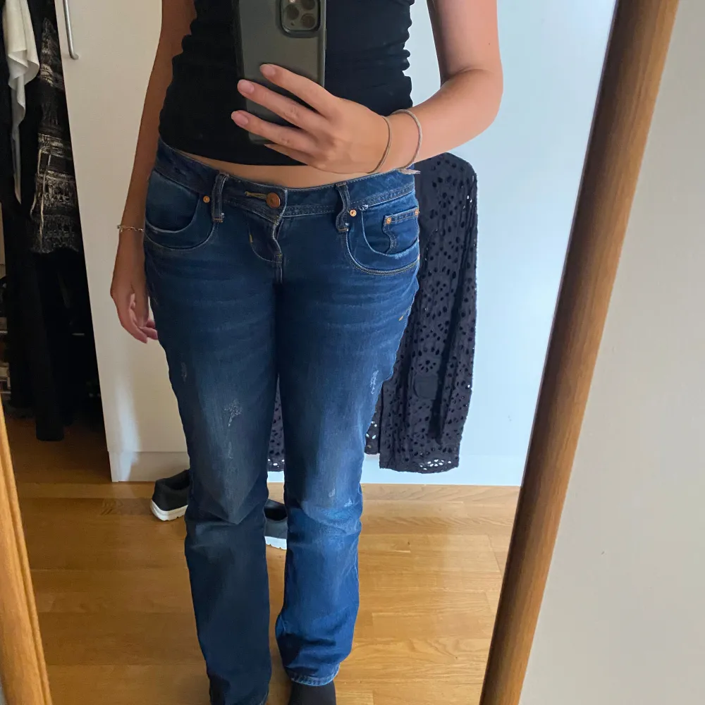 Hej, byter gärna mina ltb jeans i storlek 26/32 till ett par i 25/32. Behöver inte vara samma färg, bara samma modell vilket är valerie.. Jeans & Byxor.