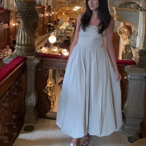 Zara beige klänning - Super bra skick, och köpt nyligen. Passar till så mycket, både till semester och fest. En jätte fin och elegant maxi klänning. Den var limited edition, och säljs inte i butik längre 