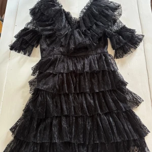 By Malina klänning - Använd Max 2 gånger, men den kommer tyvärr inte till användning och därför säljer jag. Den är i ett otroligt bra skick. Perfekt till fest eller fin middag! Nypris 2800🩷 storlek xs men passar s också 