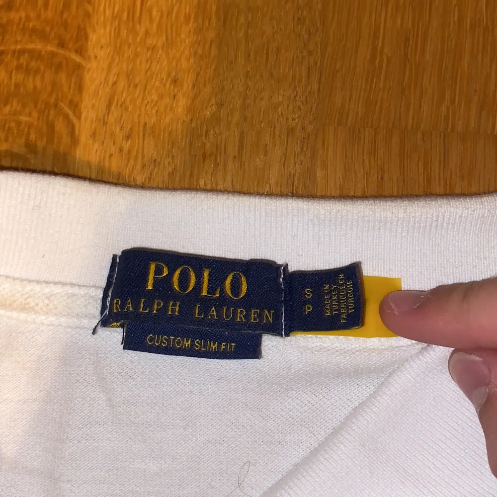 Hej jag säljer nu min vita ralph lauren polo använd knappt skick 9/10. Storlek s passar mig ungefär som är 170 skulle passa personer som har M.. T-shirts.