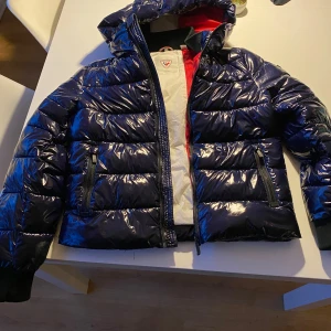 Glansig dunjacka - Hej vill sälja min rossignol dunjacka då jag inte har någon användning av den nypris 3000 skick 10/10