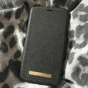 Ideal of Sweden mobilfodral - Mobilfodral från ideal of sweden till iphone xr, lite slitningar på skalet men inget på fodralet, knappt använt fodralet. 